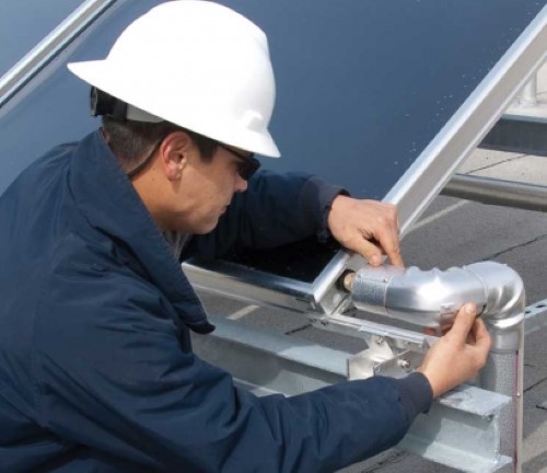 un tecnico specializzato esegue un intervento di manutenzione su un impianto solare termico